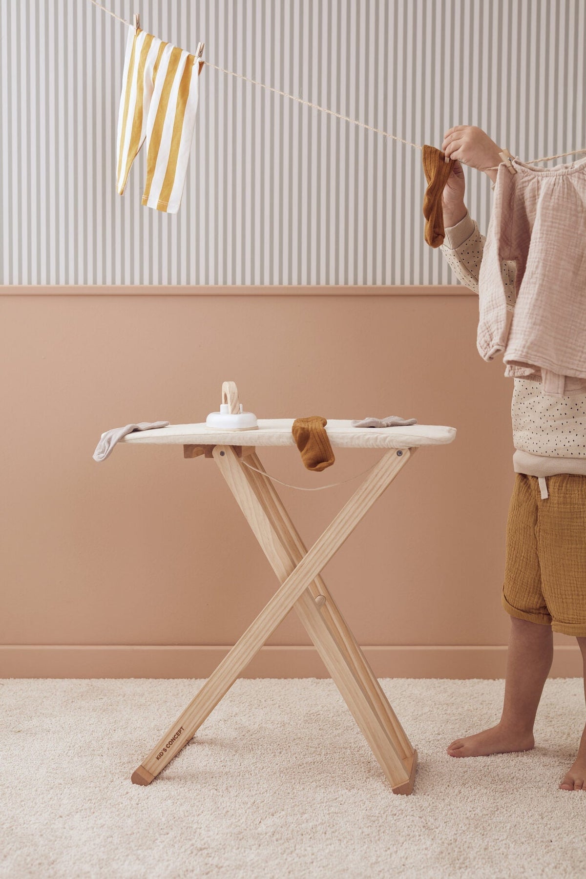 Ξύλινο σετ παιχνιδιού με σιδερώστρα Bistrot KIDS CONCEPT