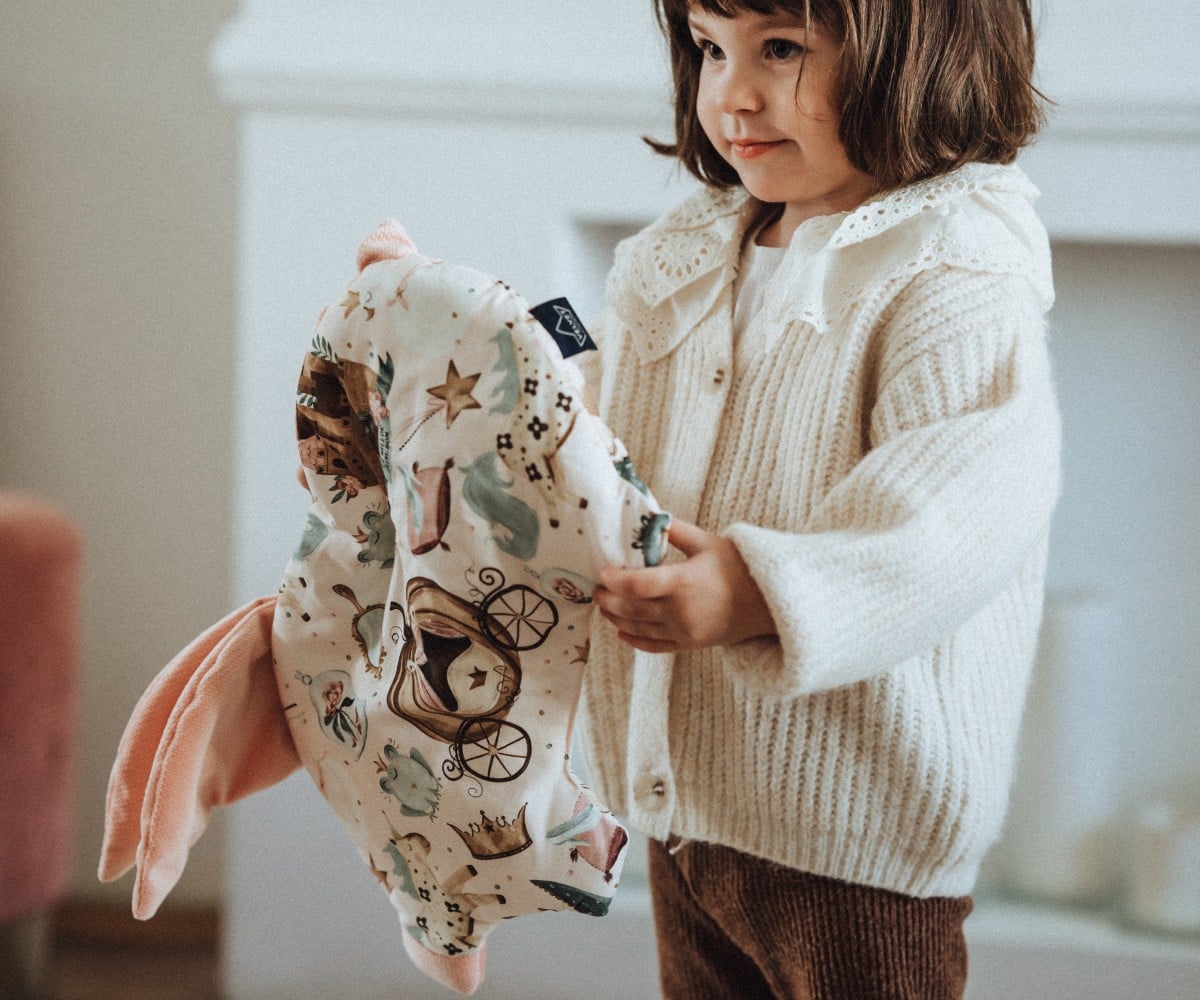La Millou Sleepy Pig Berry Henry – Ecru